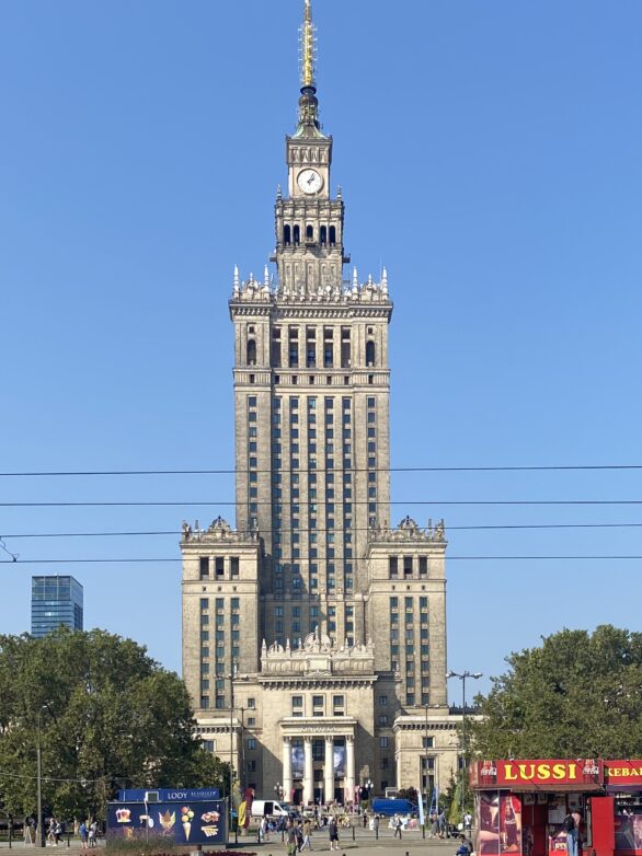 Der Kultur- und Wissenschaftspalast (Pałac Kultury i Nauki, abgekürzt PKiN) wurde zwischen 1952 und 1955 im Baustil des Sozialistischen Klassizismus errichtete und ist 237 Meter hoch.