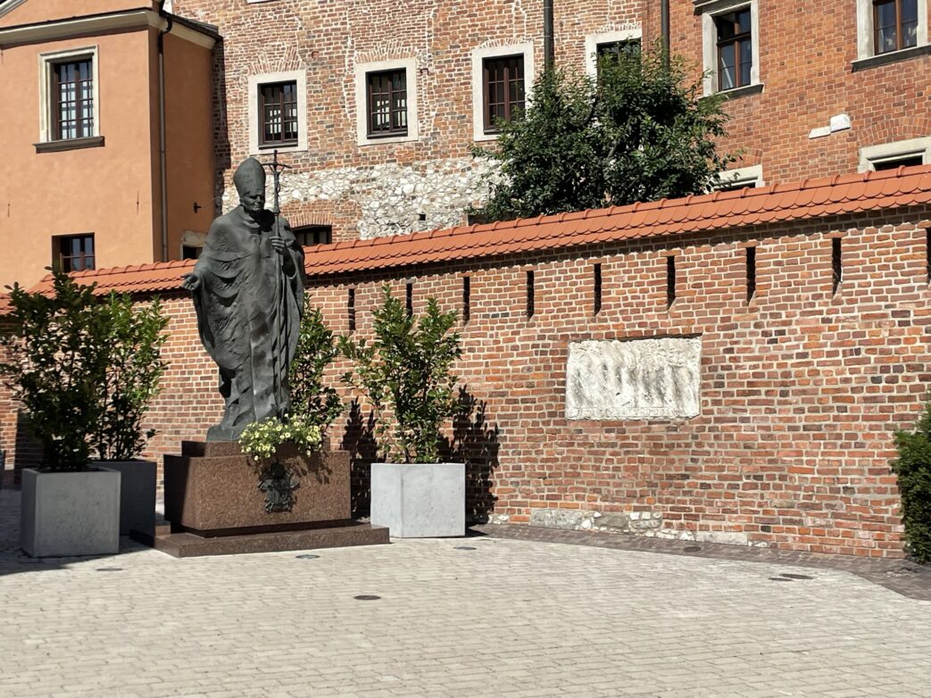 Eines von mehreren Denkmälern, die an Papst Johannes Paul in Krakau erinnern.