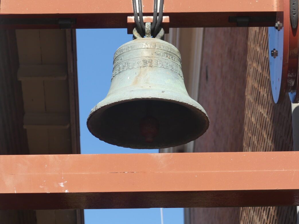 Die Glocke kündet vom Viehmarkt, der bis in die 60er Jahre des letzten Jahrhunderts am Beestemarkt stattfand