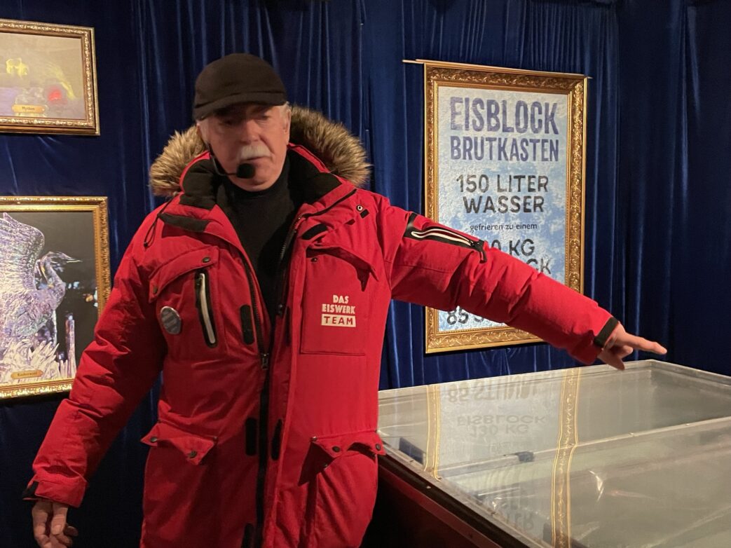 Othmar- Schiffer-Belz ist Künstlerischer Leiter der Eiswelten bei Karls