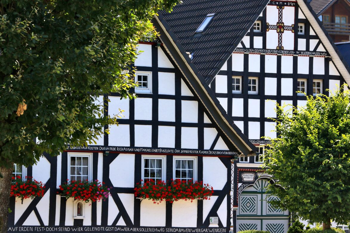 Kirchveischede ist eine Ortschaft im Sauerland, eingemeindet in die Stadt Lennestadt im Kreis Olpe