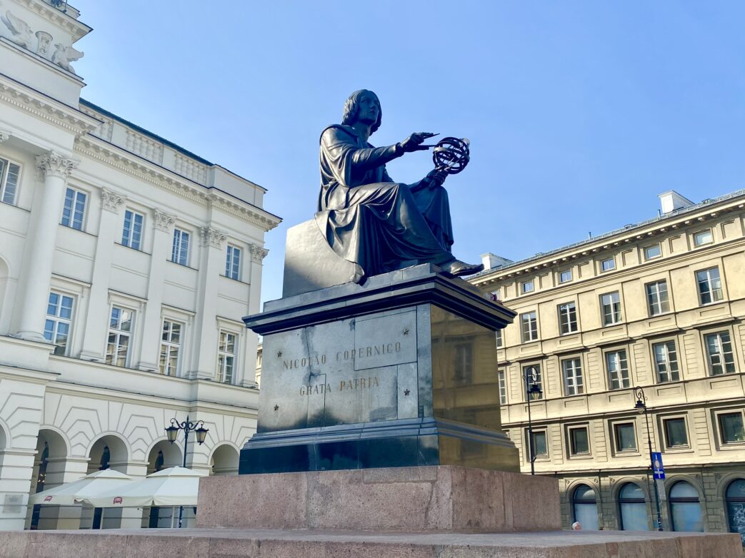 Kopernikusdenkmal in Warschau vor dem Haus der Akademie der Wissenschaften Foto: Weirauch