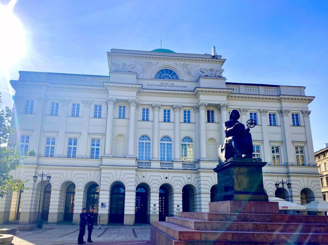 Kopernikusdenkmal in Warschau vor dem Haus der Akademie der Wissenschaften Foto: Weirauch