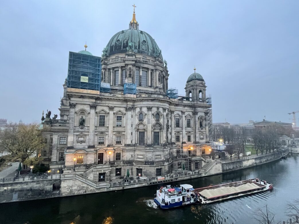 Imposant präsentiert sich der Berliner Dom auf der gegenüberliegenden Seite des Hotels Foto: Weirauch