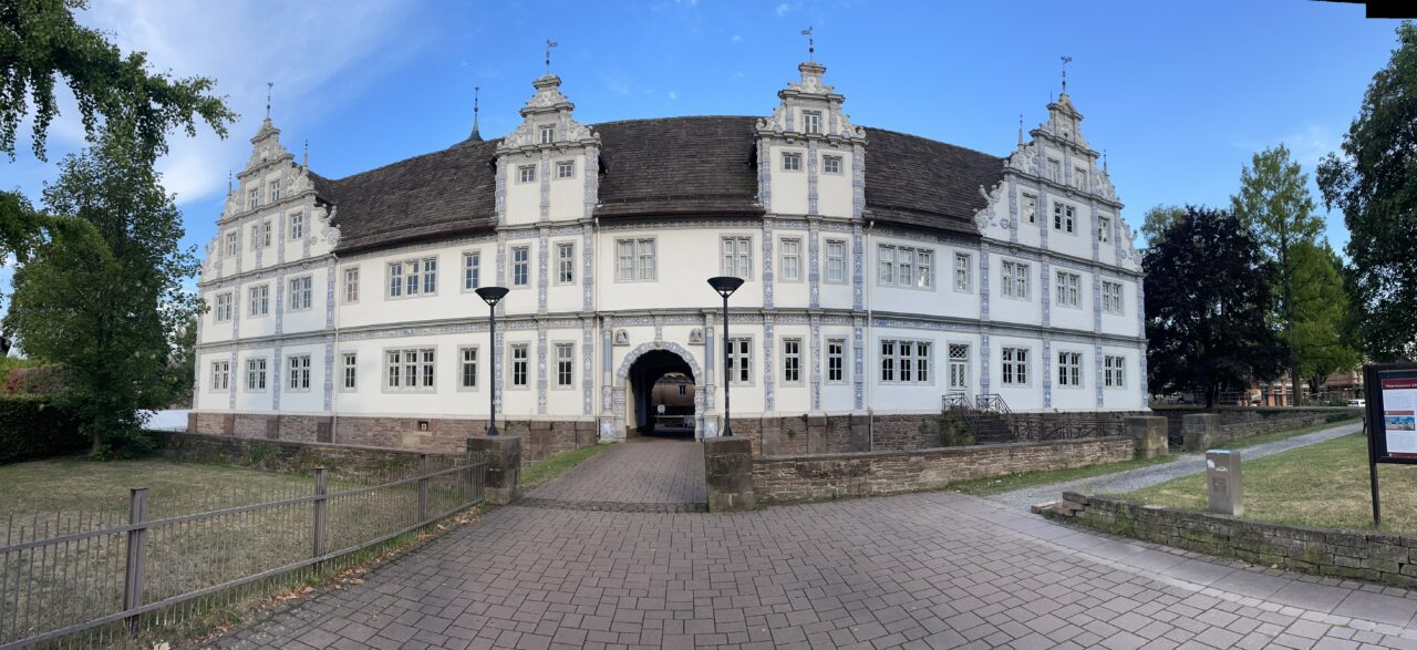Schloss Bevern gehört zu den bedeutendsten Panorama Baudenkmählern der Weserrenaissance. Foto: Weirauch