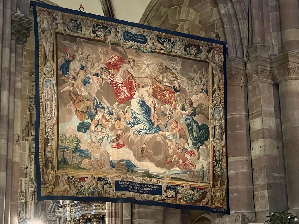 Einer von 14 Wandteppichen, die zu Weihnachten im Kirchenschiff der Kathedrale Notre-Dame in Straßburg aufgehängt sind und jeweils eine Episode aus dem Leben der Jungfrau Maria darstellen .