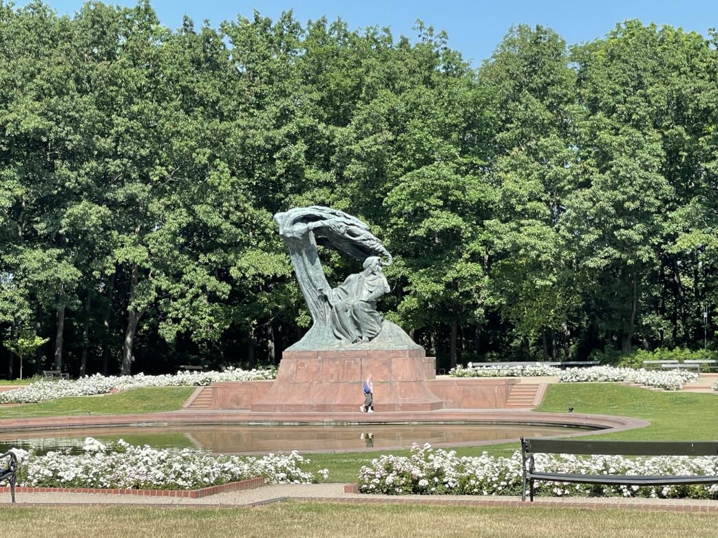 Das Frédéric-Chopin-Denkmal stellt den Komponisten unter einer vom Wind gebeugten masowischen Weide dar.