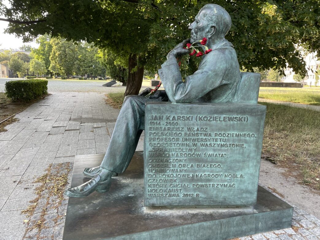 Denkmal für Jan Karski (Karski-Bank) befindet sich neben dem Denkmal für die Helden des Jüdischen Aufstandes sowie des Museums POLIN. Foto: Weirauch