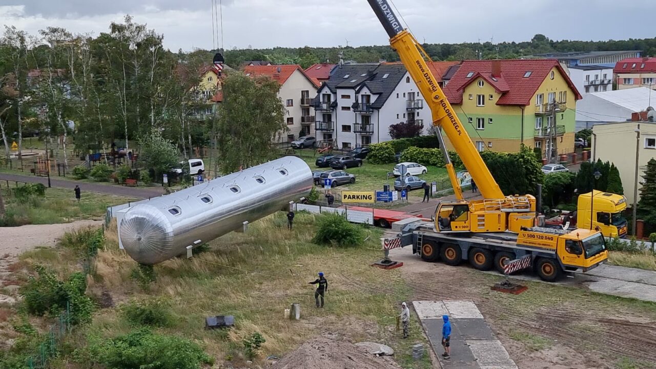 Das silberne "Ufo" ist gelandet, Dinbau der normobaren Kammer Ende 2022 in Mrzezyno