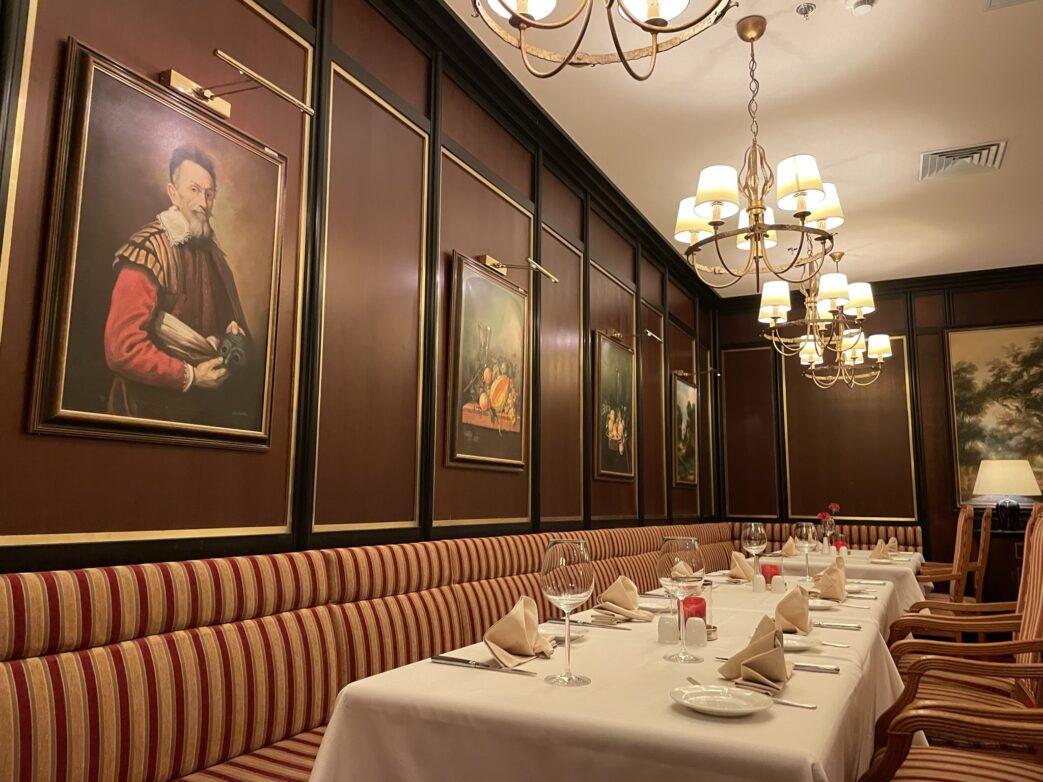 Festlich eingedeckter Tisch im Renaissance Restaurant Stettin Kulinarik