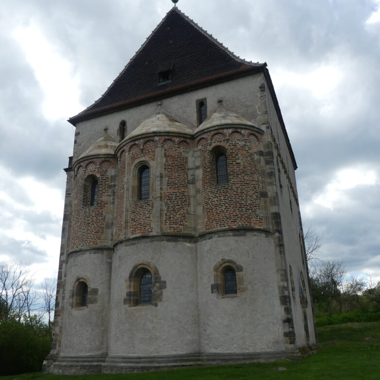 Wie ein romanischer Wohnturm thront die Doppelkapelle Sanctae Crucis heute auf einer Porphyrkuppe über der Stadt Landsberg.