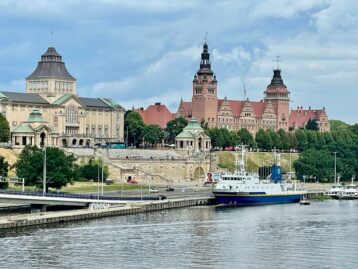 Die 500 Meter lange Hakenterrasse (polnisch Wały Chrobrego) ist ein bekanntes Bauensemble in Stettin. Es wurde durch den Stadtbaurat Wilhelm Meyer-Schwartau ...