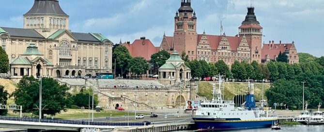 Die 500 Meter lange Hakenterrasse (polnisch Wały Chrobrego) ist ein bekanntes Bauensemble in Stettin. Es wurde durch den Stadtbaurat Wilhelm Meyer-Schwartau ...
