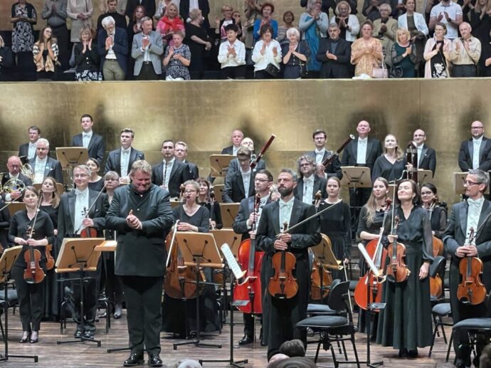 Standing ovations für Dirigent Rune Bergmann und das Sinfonieorchester