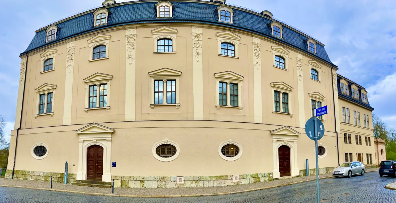 Die Herzogin-Anna-Amalia-Bibliothek, kurz HAAB, wurde 1691 als „Herzogliche Bibliothek“ von Herzog Wilhelm Ernst in Weimar gegründet. A