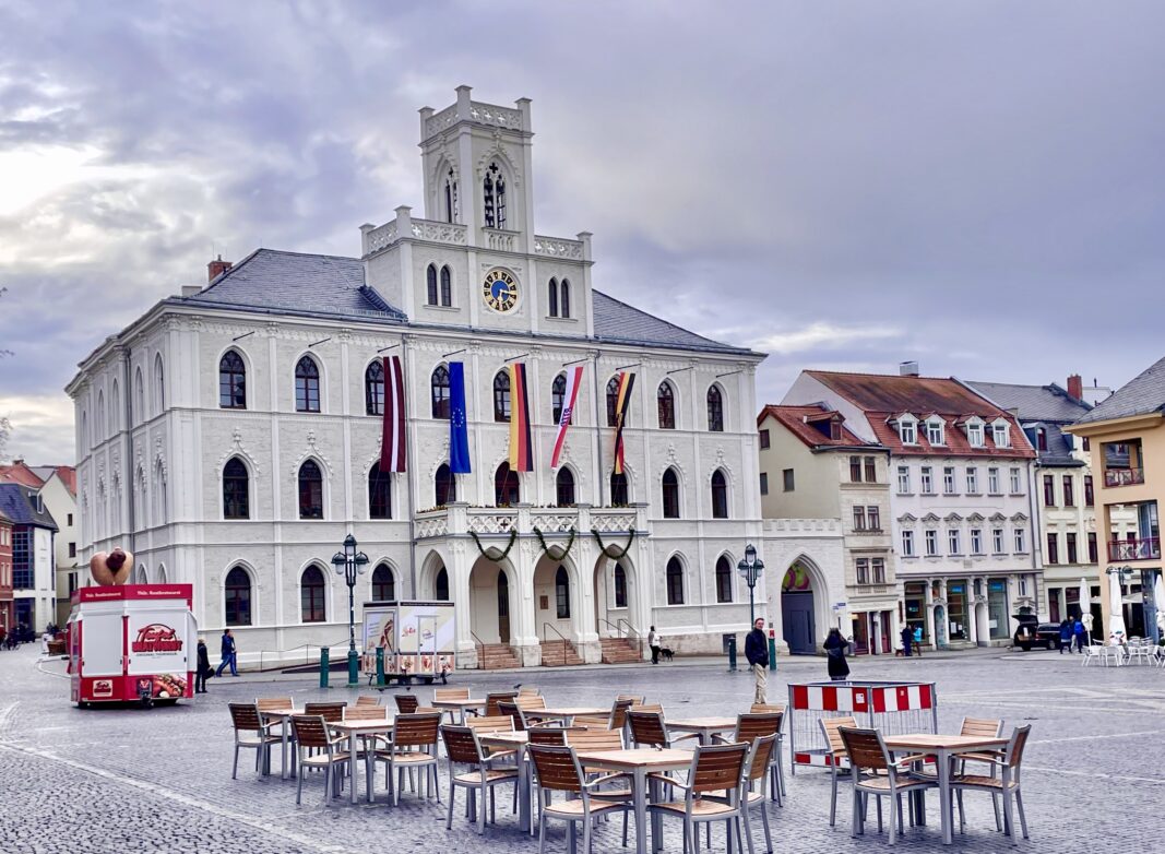 Das im neugotischen Stil mit repräsentativem Balkon und Glockenturm erbaute Weimarer Rathaus Foto: Weirauch