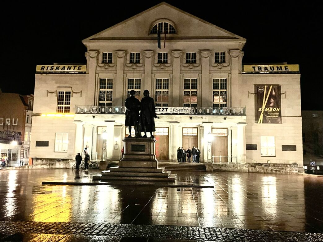 Goethe- und Schillerdenkmal vor dem Nationaltheater Weimar. Foto: Weirauch