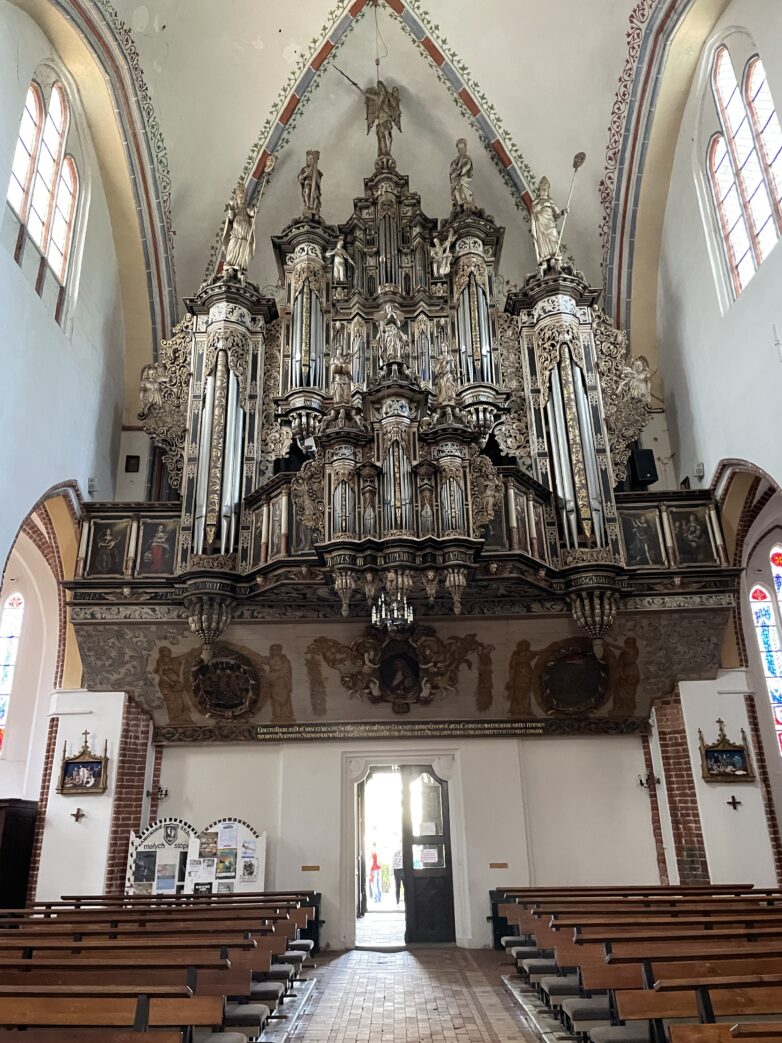 Die aus dem 17. Jahrhundert stammende Orgel mit 3000 Pfeifen ist weit über die Landesgrenzen hinaus für ihren Klang berühmt. Größte Kirche in Pommern – Klingende Kathedrale (Katedra Św. Jana).
