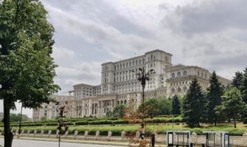 Der Riesen-Präsidenten-Palast in Bukarest Foto: Weirauch