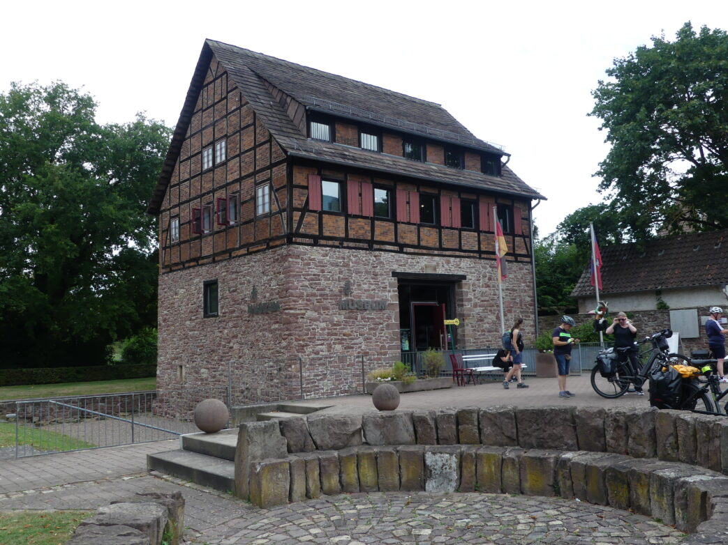 Das Münchhausen-Museum der Münchhausenstadt Bodenwerder befindet sich in der Schulenburg auf dem Münchhausen Gutshof gleich neben dem Geburtshaus des „Barons“ Niedersachsen Weserbergland