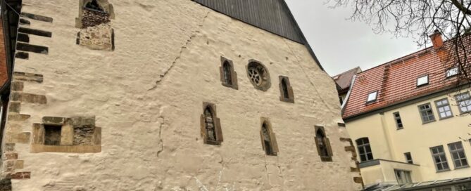 Die Alte Synagoge ist mit ihren ältesten Bauteilen aus dem 11. Jahrhundert die älteste, bis zum Dach erhaltene Synagoge in Mitteleuropa.
