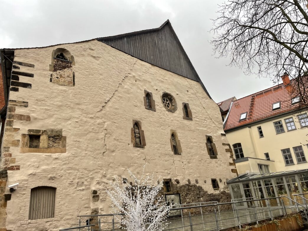 Die Alte Synagoge ist mit ihren ältesten Bauteilen aus dem 11. Jahrhundert die älteste, bis zum Dach erhaltene Synagoge in Mitteleuropa.