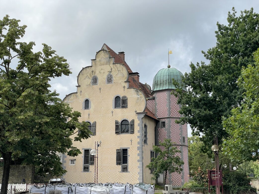 Der Ledenhof war im Mittelalter der Stadtsitz des Patrizier- und Adelsgeschlechts von Leden. Heute residiert hier u.a. die Deutsche Siftung Friedensforschung.