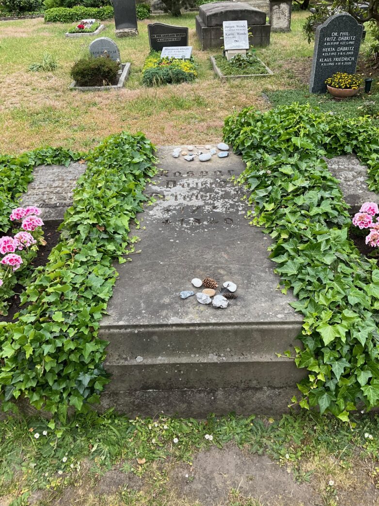 Grabstein Caspar David Friedrich auf dem Trinitatisfriedhof in Dresden Foto: Weirauch hoch