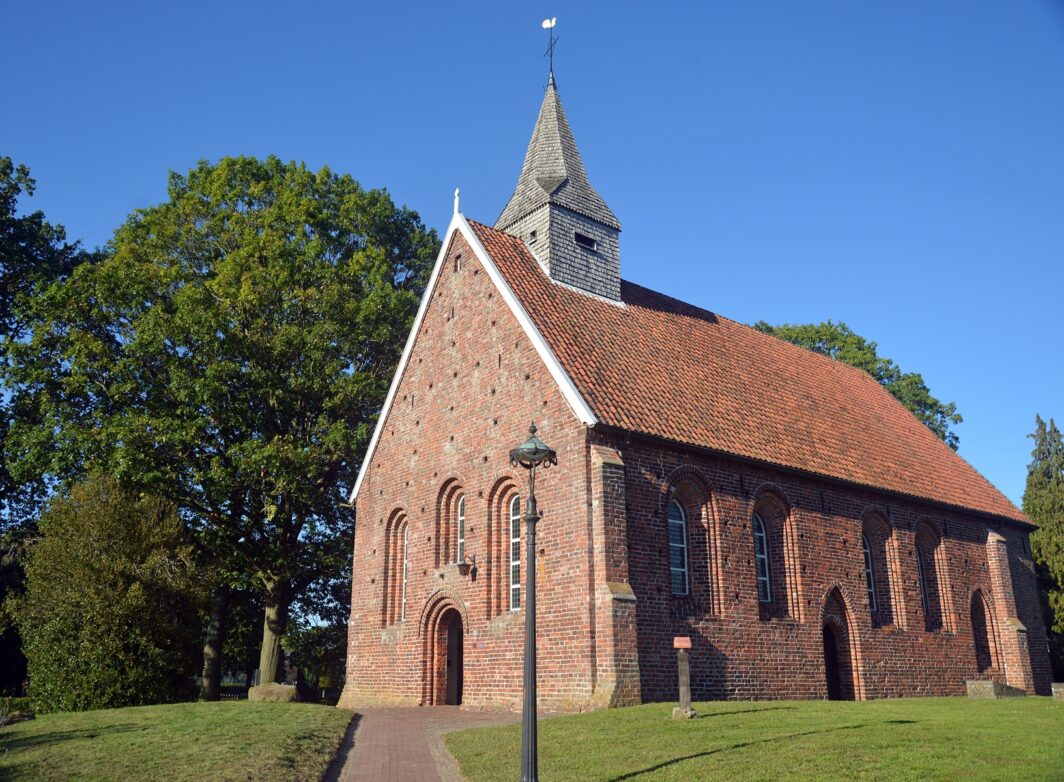 In Zweeloo scheint die Zeit still zu stehen, die kleine Kirche steht noch immer an ihrem Platz, an dem sie von Van Gogh gezeichnet wurde.