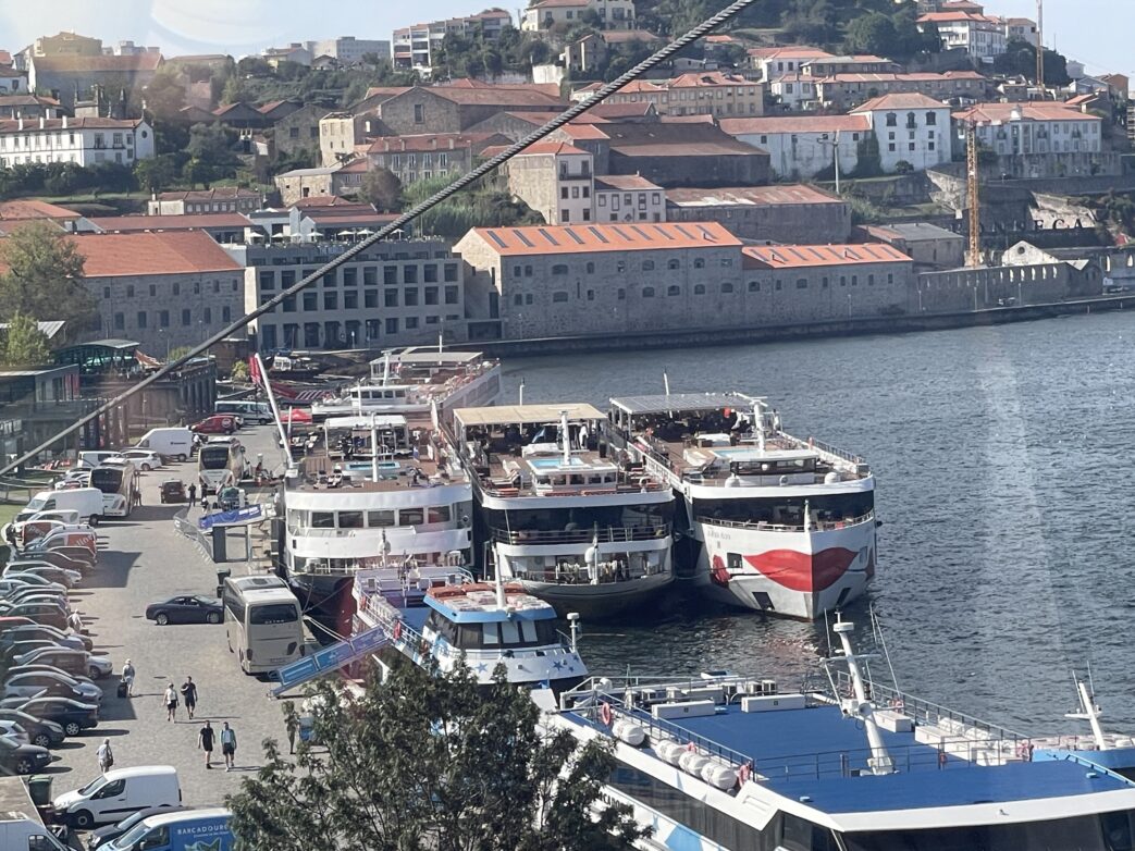 Douro Queen von nicko cruises im "Päckchen" am Anleger in Nova de Gaia