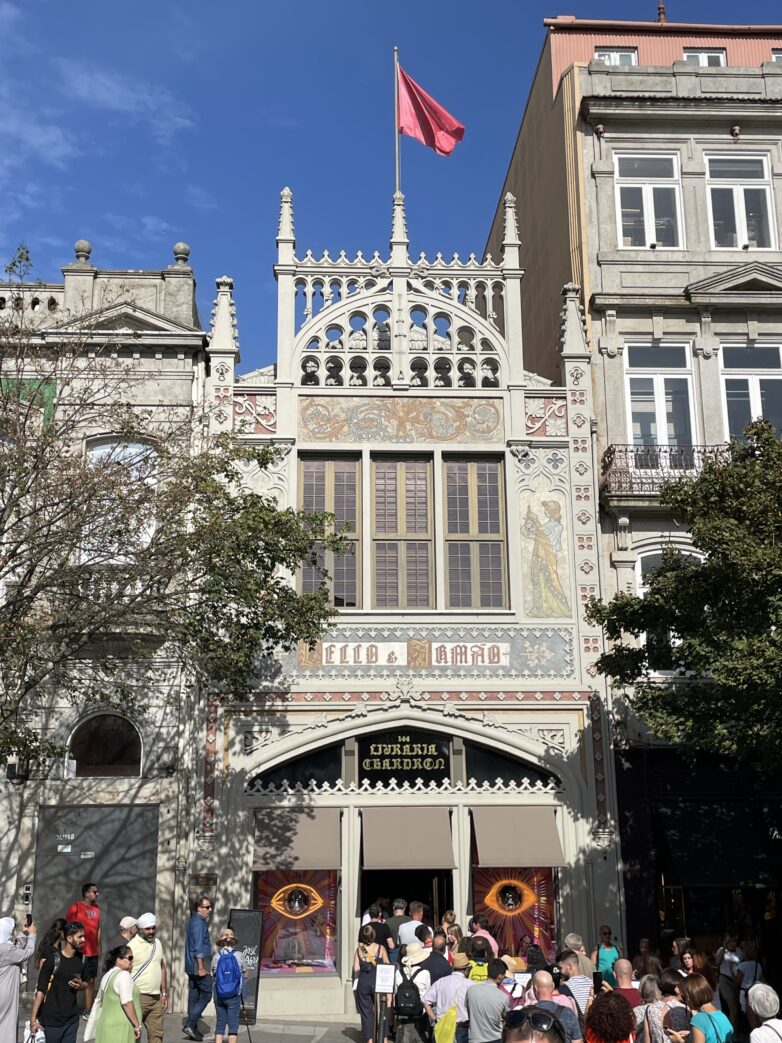 Anstehen, bevor man eingelassen wird: Livraria Lello in Porto: Die Harry Potter Buchhandlung