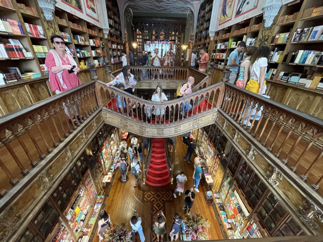 Auch für den Lonely Planet ist Lello die schönste Buchhandlung Europas und die drittschönste der Welt.[4]