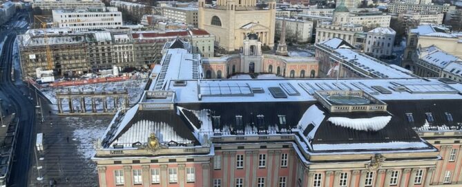 Blick vom Mercure Potsdam über das Stadtschloss auf die Nikolaikirche