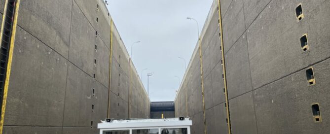 Hohenwarthe. Die Schiffe werden 18,5 m in den tiefer liegenden Elbe-Havel-Kanal geschleust. Um den Wasserverbrauch und damit die Kosten für das Zurückpumpen des Betriebswassers zu minimieren, ist die Doppelschleuse Hohenwarthe als Sparschleuse konzipiert worden