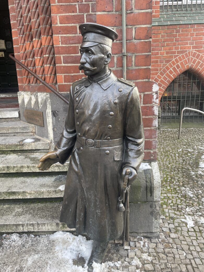 Bronzeplastik Hauptmann von Köpenick vor dem Köpenicker Rathaus Foto: Lars-Border Keil