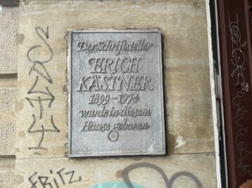 Eine 1981 an der Einfahrt angebrachte Gedenktafel von Martin Hänisch erinnert an Kästners Geburtsort.