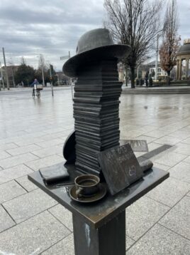 Ein Hut, eine Kaffeetasse und ganz viele Bücher am Albertplatz …