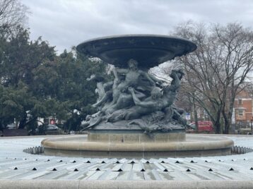 Einer von zwei Brunnen am Albertplatz, deren Sprudeln den kleinen Erich sicher begeistert hat.