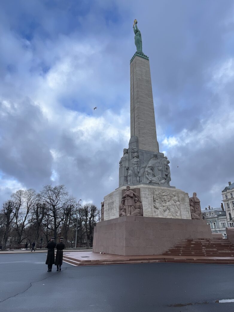 Dieses 1935 errichtete Denkmal aus Granit und Kupfer dient als Denkmal für die Letten, die im Kampf für die Unabhängigkeit des Landes ihr Leben ließen. Das berühmte Wahrzeichen erreicht eine Höhe von 42 Metern und besteht aus 56 verschiedenen Skulpturen.