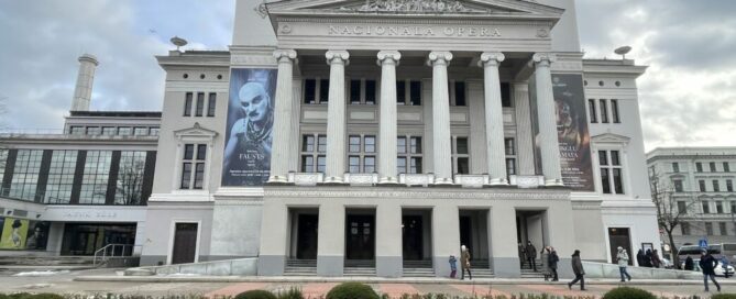 Die Lettische Nationaloper (Lettisch: Latvijas Nacionālā opera) ist ein Opernhaus in der lettischen Hauptstadt Riga. Das im Stil des Neoklassizismus erbaute Gebäude entstand zwischen 1860 und 1863 nach Entwürfen von Ludwig Bohnstedt (1822–1885).