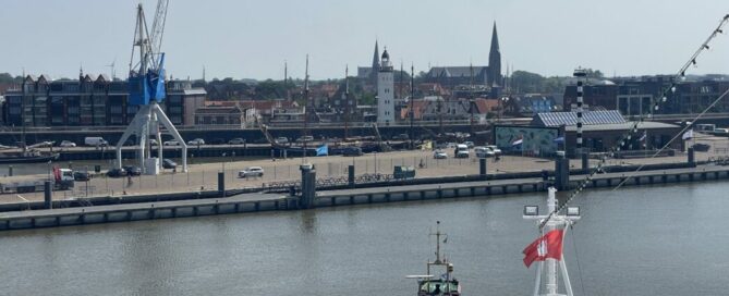 Hamburg bei der Einfahrt in den Hafen von Harlingen(23)