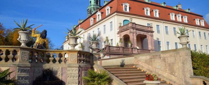 Das Rugs Hotel in Lichtenwalde fügt sich harmonisch in die Landschaft ein.