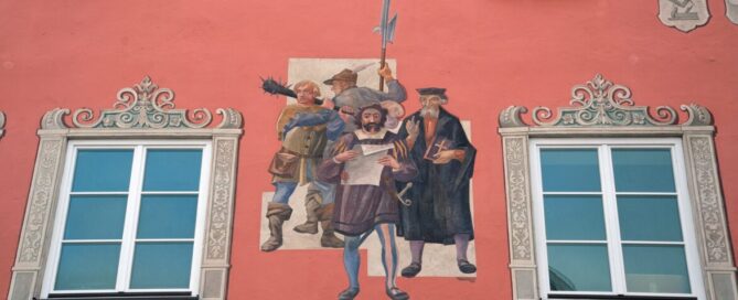 Am Gebäude der Kammerzunft in Memmingen wird an die 12 Artikel der Bauern erinnert.