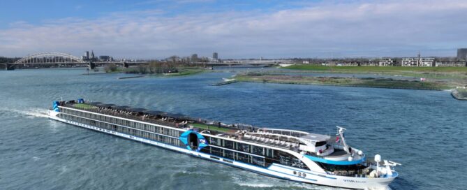 Vor stolzer Kulisse: die VIVA Enjou Foto: Viva Cruises
