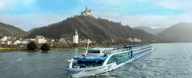 Vor stolzer Kulisse: die VIVA Enjou Foto: Viva Cruises