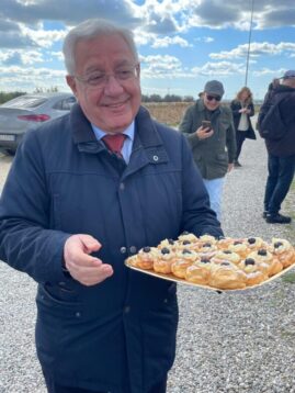 Der Bürgermeister begrüßt seine Gäste mit regionalen Köstlichkeiten