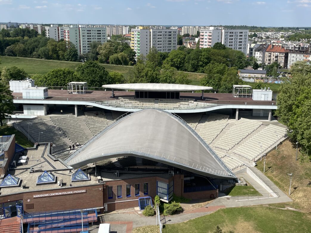 Blick vom rund 50 Meter hohen Piastenturm auf das Amphitheater mit dem Museum des polnischen Liedes