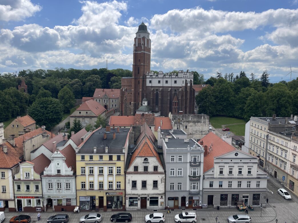 Als Vorbild für die dreischiffige Hallenkirche aus Backstein diente die Breslauer Heilig-Kreuz-Kirche.