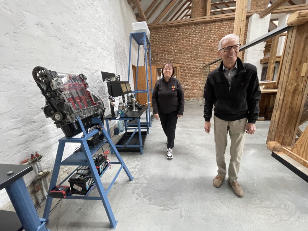 Rennfahrerlegende, Ingenieur und Mäzen Marcin Bernacki ion sienem Mitmachmuseum
