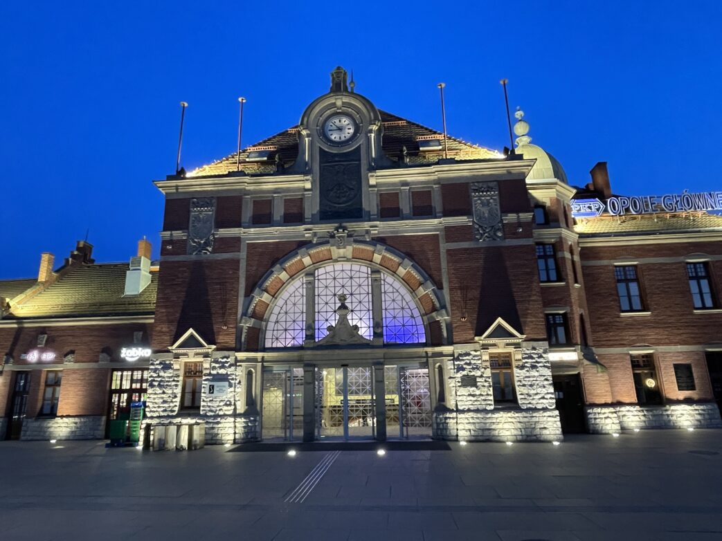 Das Gebäude des Haupotbahnhofes stammt aus dem Jahr 1899; im Innenraum ist die Schalterhalle in der ursprünglichen Form erhalten geblieben.